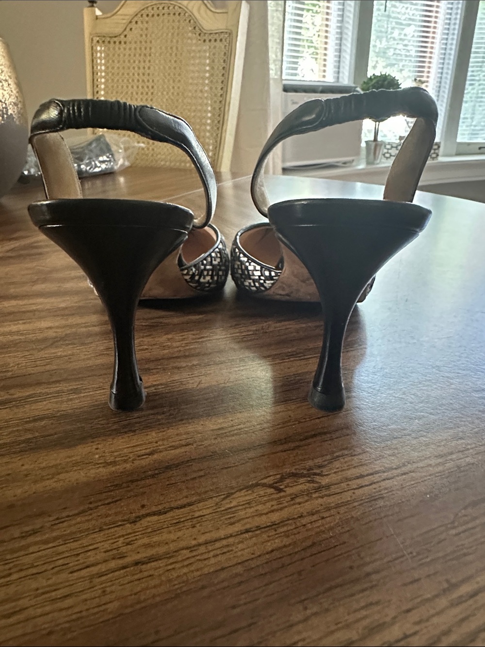 Manolo Blahnik Black and White Woven Pointed-Toe Slingback Pumps- Size 39/ 8.5 - Picture 4 of 7